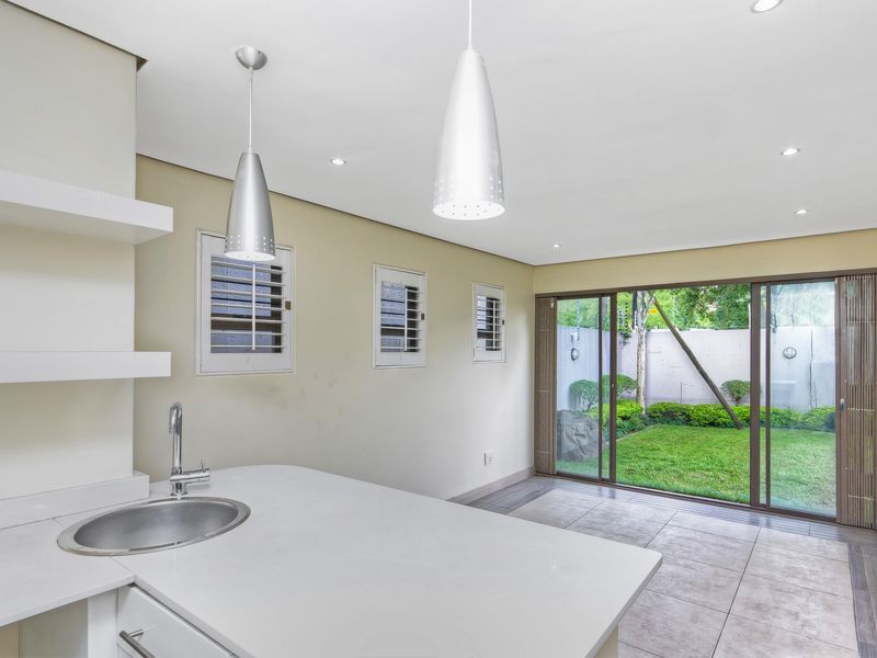 MODERN LIVING IN A SECURE, WELL LOCATED COMPLEX. JUST MINUTES FROM MELROSE ARCH !!! - Photo 10