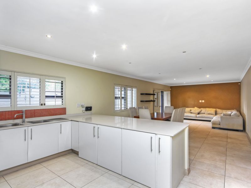 MODERN LIVING IN A SECURE, WELL LOCATED COMPLEX. JUST MINUTES FROM MELROSE ARCH !!! - Photo 9