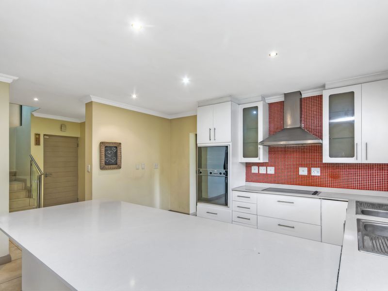 MODERN LIVING IN A SECURE, WELL LOCATED COMPLEX. JUST MINUTES FROM MELROSE ARCH !!! - Photo 8