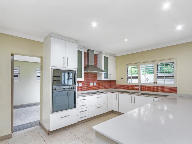 MODERN LIVING IN A SECURE, WELL LOCATED COMPLEX. JUST MINUTES FROM MELROSE ARCH !!! - Photo 7