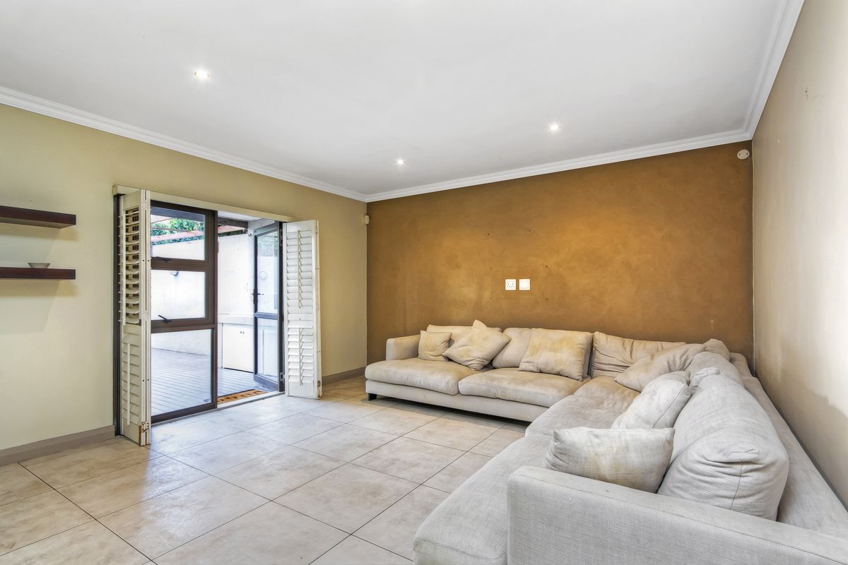 MODERN LIVING IN A SECURE, WELL LOCATED COMPLEX. JUST MINUTES FROM MELROSE ARCH !!! - Photo 5