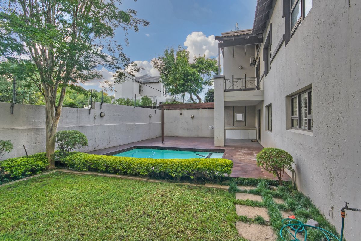 MODERN LIVING IN A SECURE, WELL LOCATED COMPLEX. JUST MINUTES FROM MELROSE ARCH !!! - Photo 2