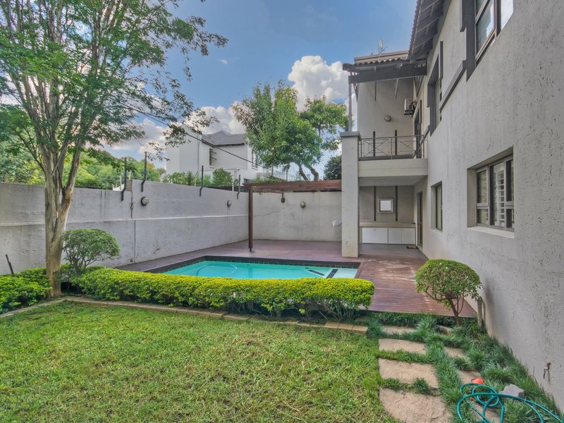MODERN LIVING IN A SECURE, WELL LOCATED COMPLEX. JUST MINUTES FROM MELROSE ARCH !!! - Photo 2