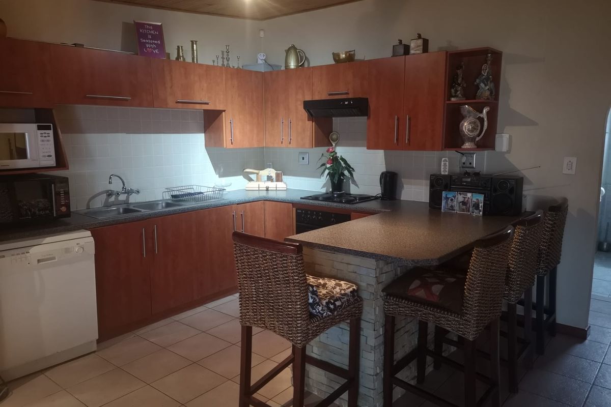 3 Bedroom furnished house in Fleurpark, Gordons Bay - Photo 3