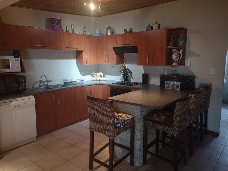 3 Bedroom furnished house in Fleurpark, Gordons Bay - Photo 3