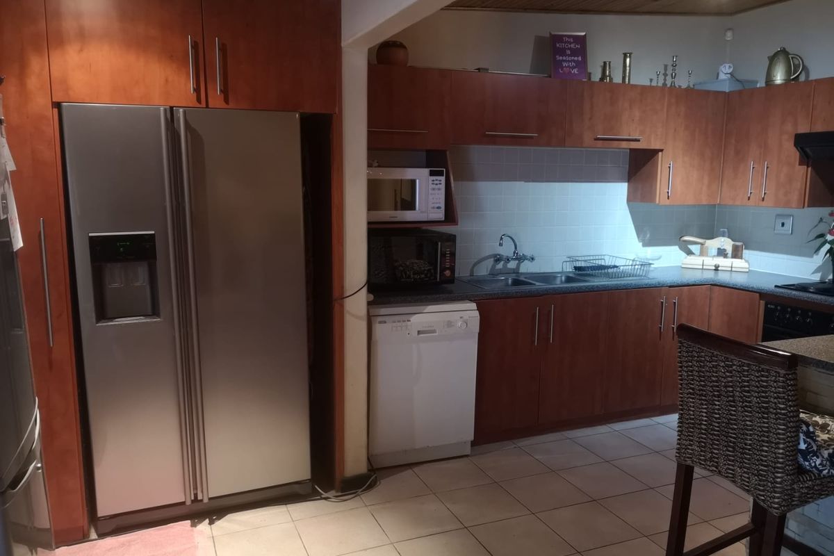 3 Bedroom furnished house in Fleurpark, Gordons Bay - Photo 4