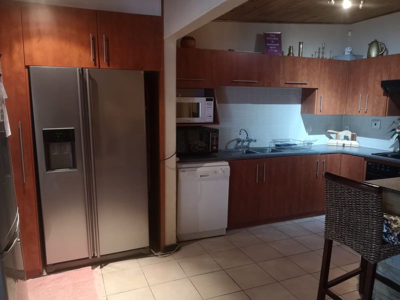 3 Bedroom furnished house in Fleurpark, Gordons Bay - Photo 4