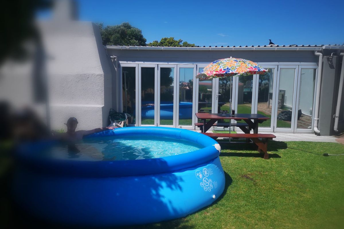 3 Bedroom furnished house in Fleurpark, Gordons Bay - Photo 2