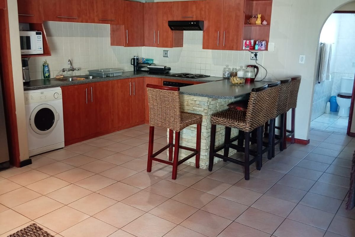 3 Bedroom furnished house in Fleurpark, Gordons Bay - Photo 3