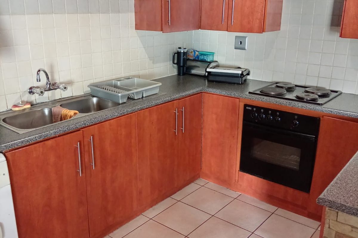 3 Bedroom furnished house in Fleurpark, Gordons Bay - Photo 4