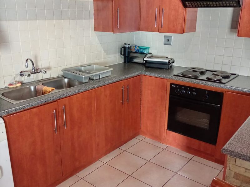 3 Bedroom furnished house in Fleurpark, Gordons Bay - Photo 4