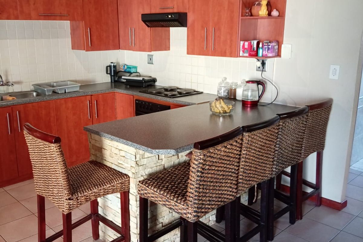 3 Bedroom furnished house in Fleurpark, Gordons Bay - Photo 5