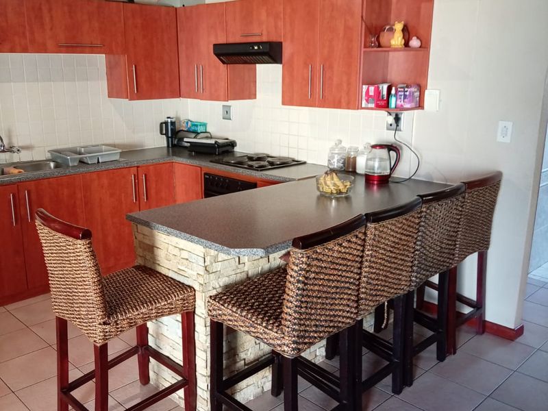 3 Bedroom furnished house in Fleurpark, Gordons Bay - Photo 5