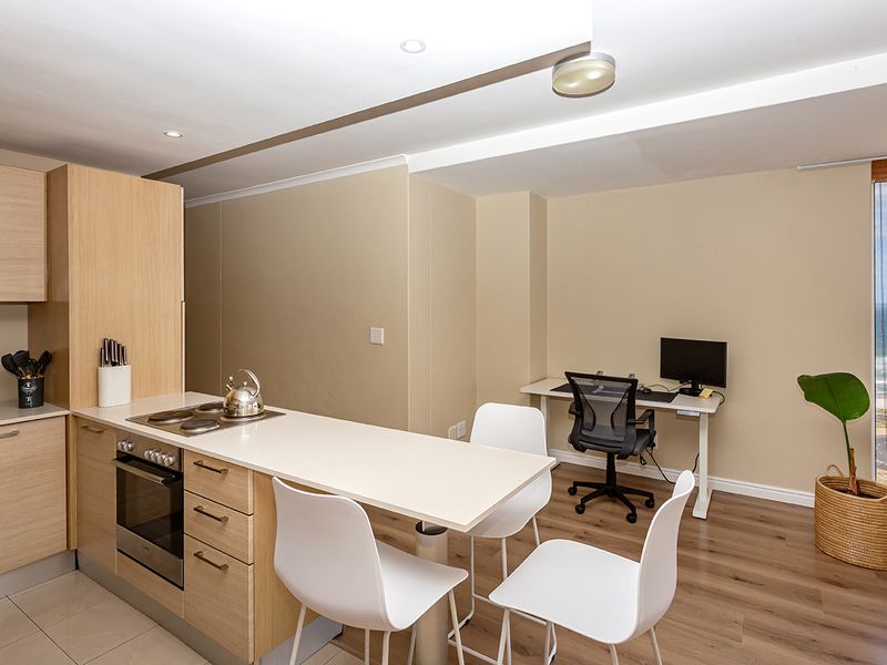 Spacious light-filled high-rise apartment - Photo 10