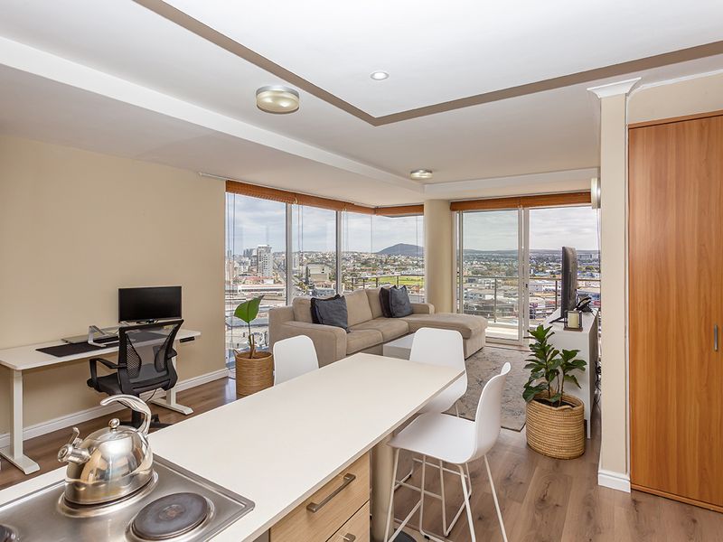 Spacious light-filled high-rise apartment - Photo 9