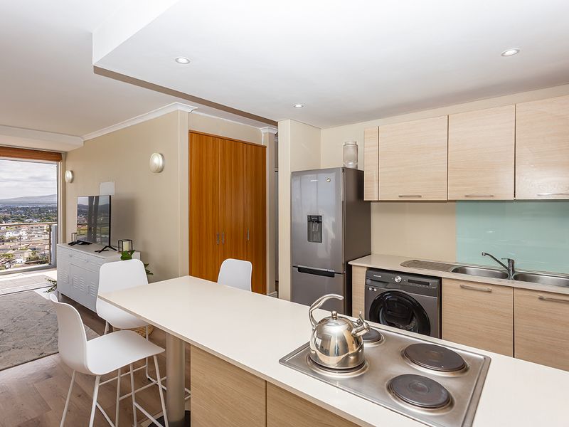 Spacious light-filled high-rise apartment - Photo 8