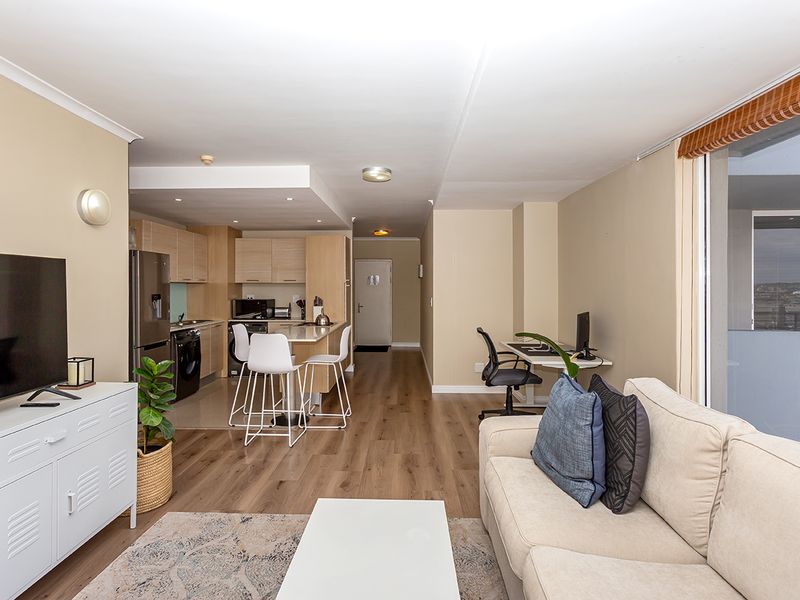 Spacious light-filled high-rise apartment - Photo 7