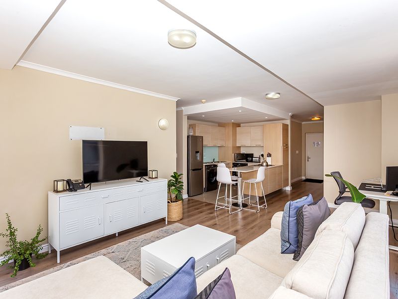 Spacious light-filled high-rise apartment - Photo 6