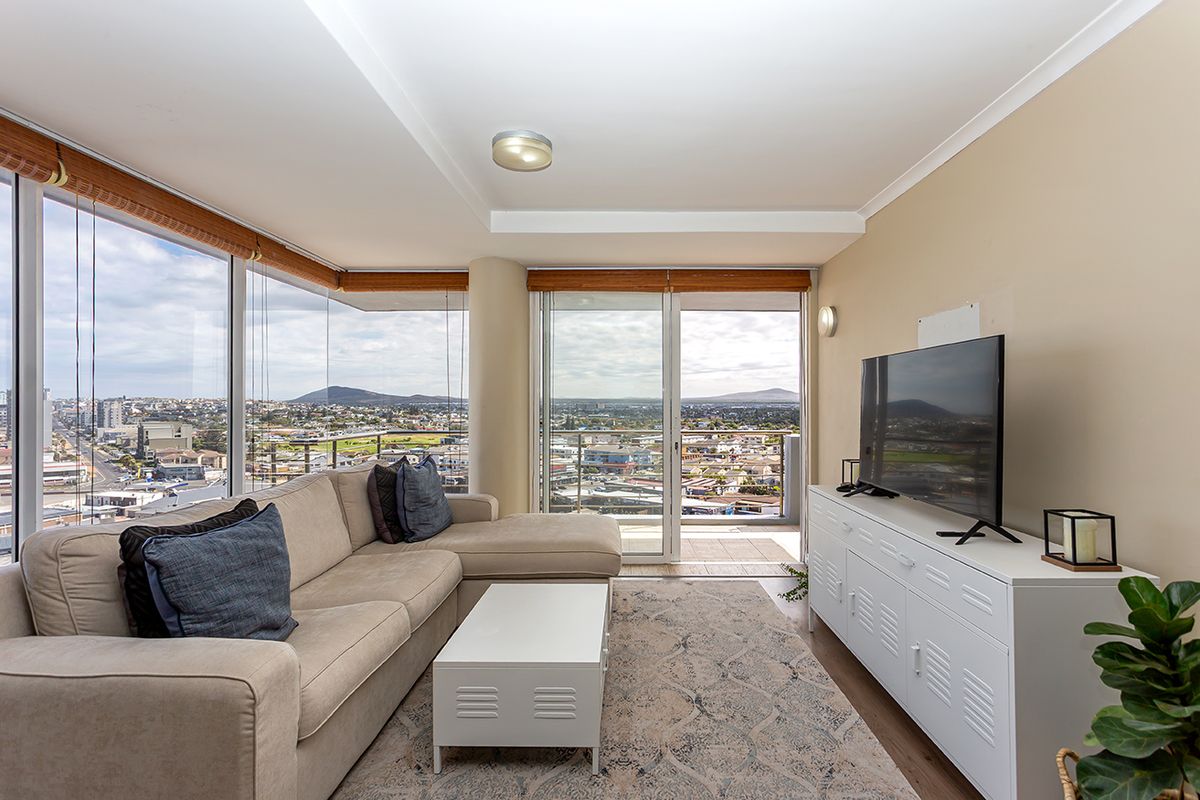 Spacious light-filled high-rise apartment - Photo 2