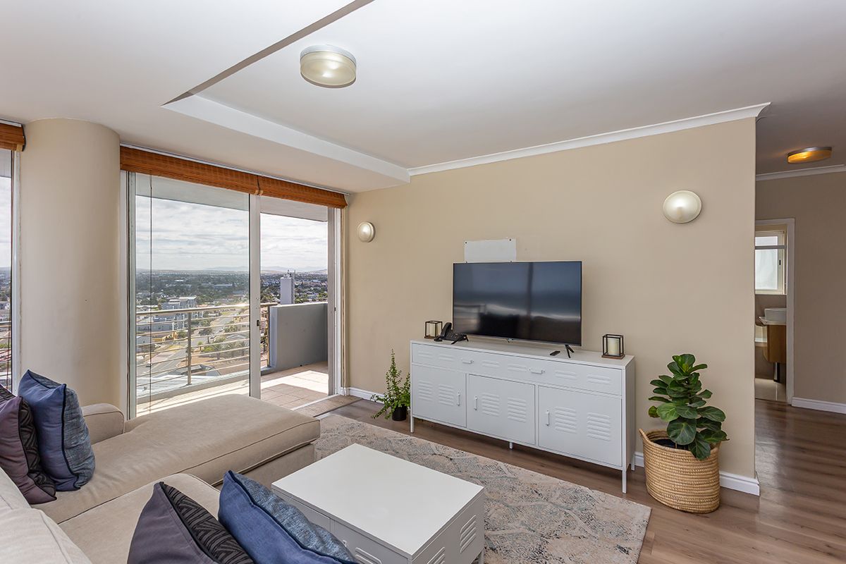 Spacious light-filled high-rise apartment - Photo 5