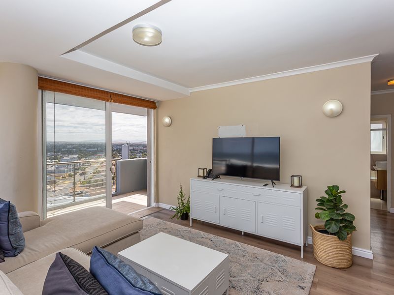 Spacious light-filled high-rise apartment - Photo 5