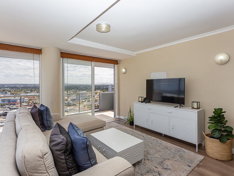 Spacious light-filled high-rise apartment - Photo 3