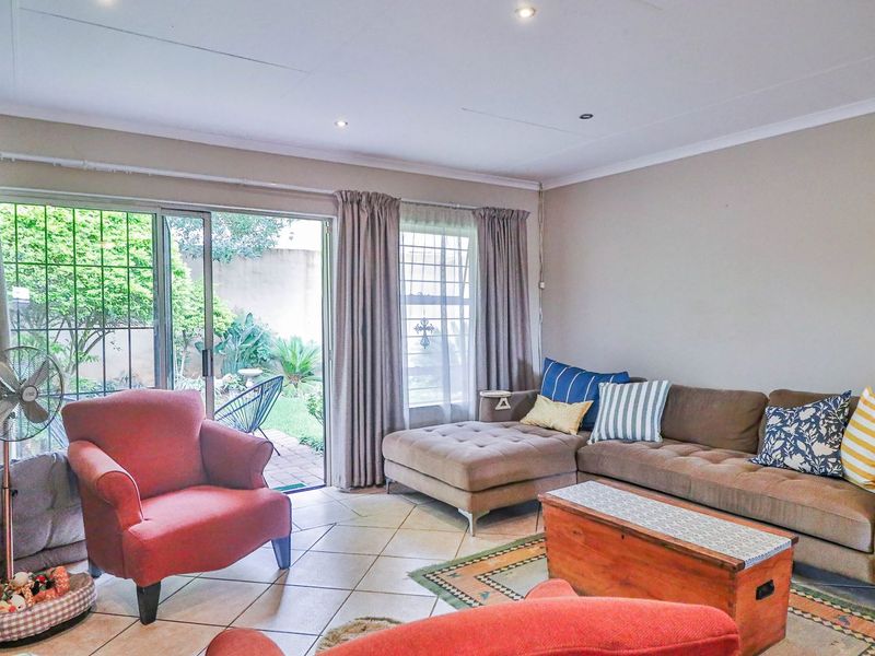 2 bedroom Townhouse in Faerie Glen - Photo 3