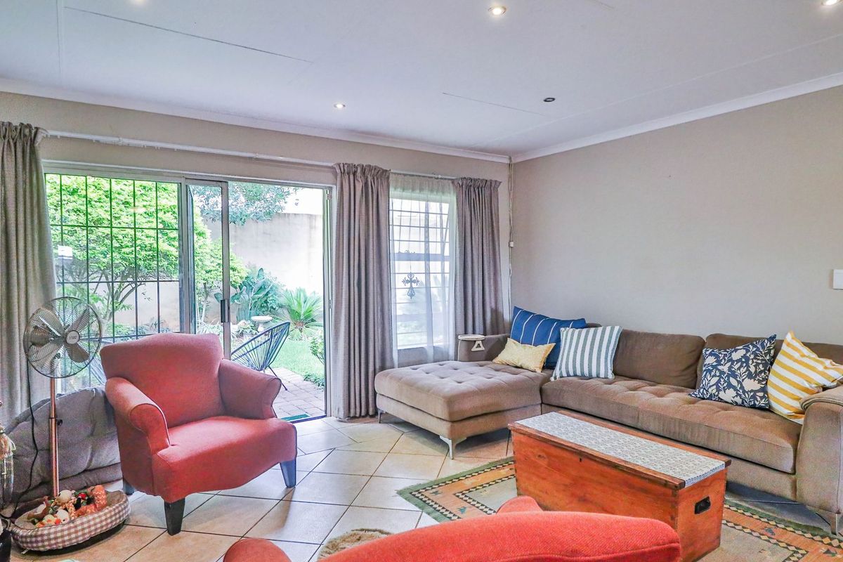 2 bedroom Townhouse in Faerie Glen - Photo 3