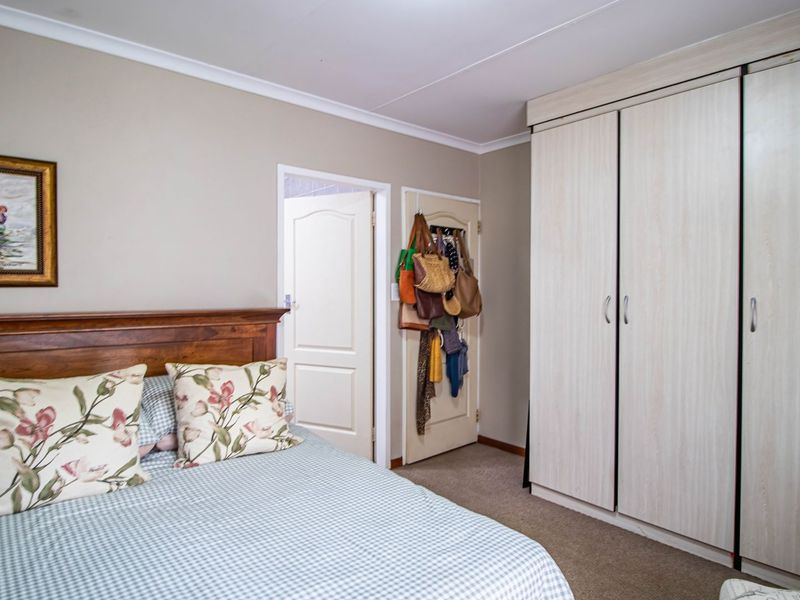 2 bedroom Townhouse in Faerie Glen - Photo 10