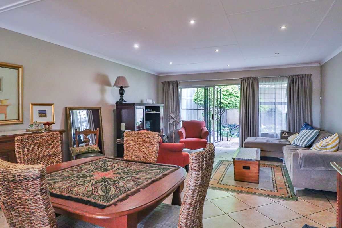 2 bedroom Townhouse in Faerie Glen - Photo 2