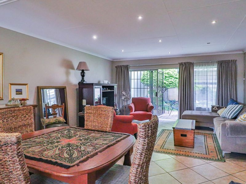 2 bedroom Townhouse in Faerie Glen - Photo 2