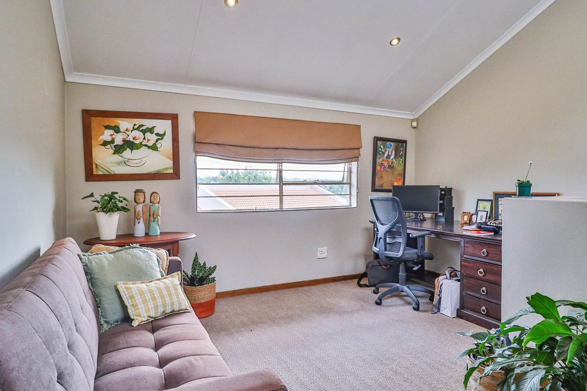 2 bedroom Townhouse in Faerie Glen - Photo 5