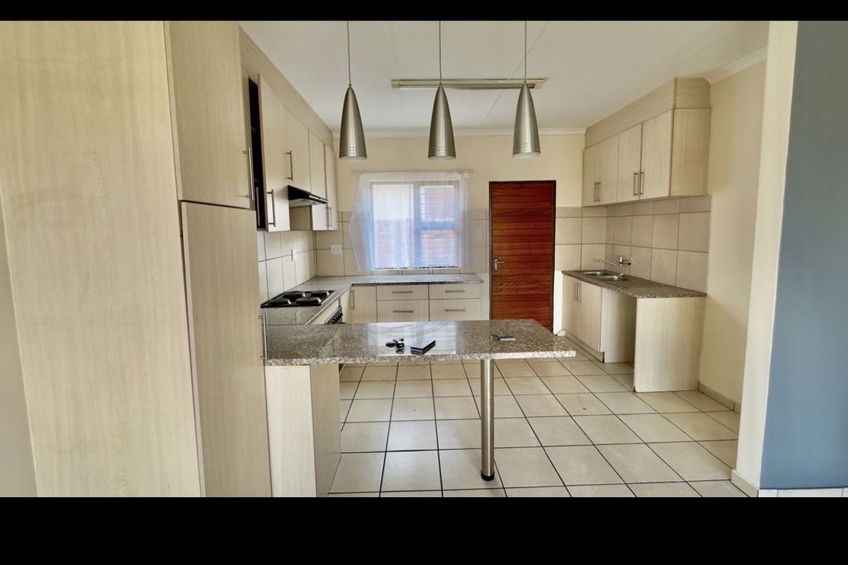 Townhouse Rental Monthly In Witbank - Photo 2