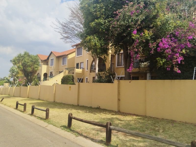 Spacious Spanish Style 2 Bedroom Apartment - Photo 10