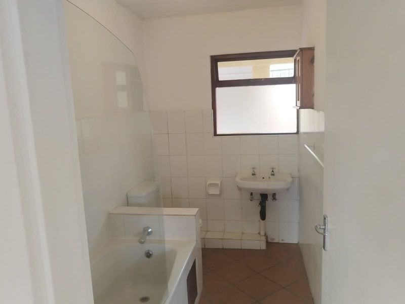 Spacious Spanish Style 2 Bedroom Apartment - Photo 9