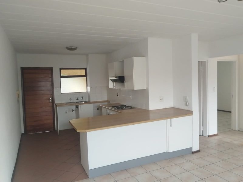 Spacious Spanish Style 2 Bedroom Apartment - Photo 8