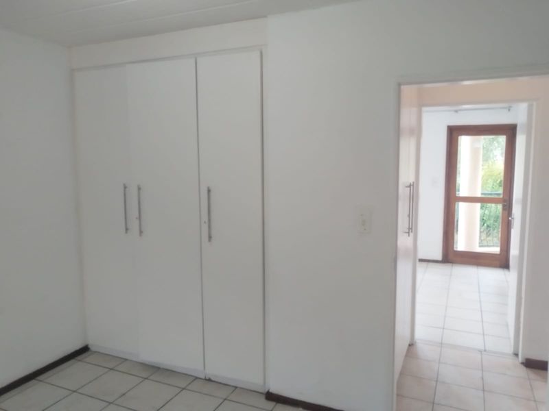 Spacious Spanish Style 2 Bedroom Apartment - Photo 7