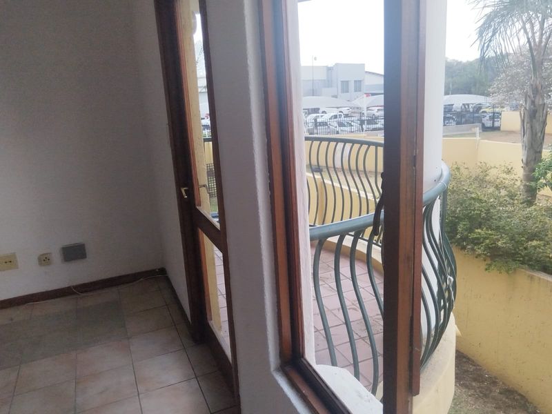 Spacious Spanish Style 2 Bedroom Apartment - Photo 6