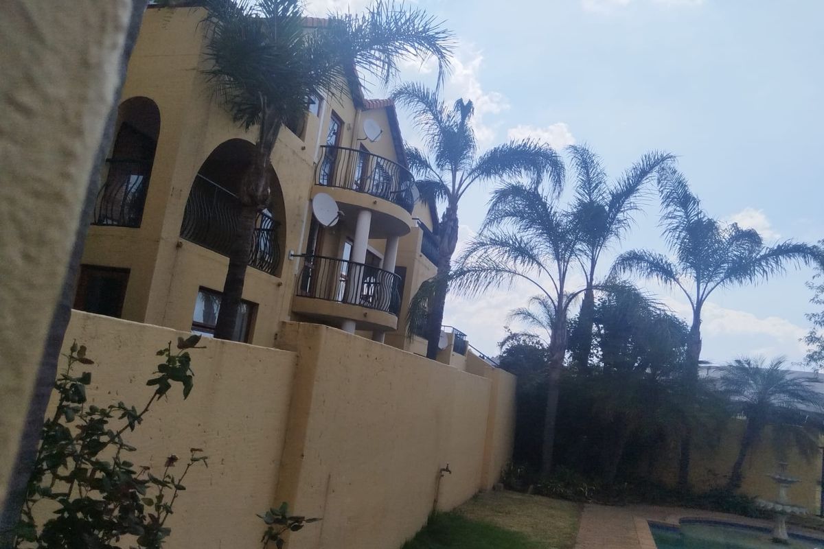 Spacious Spanish Style 2 Bedroom Apartment - Photo 3