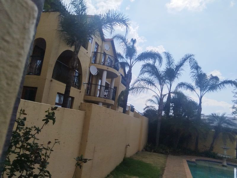 Spacious Spanish Style 2 Bedroom Apartment - Photo 3