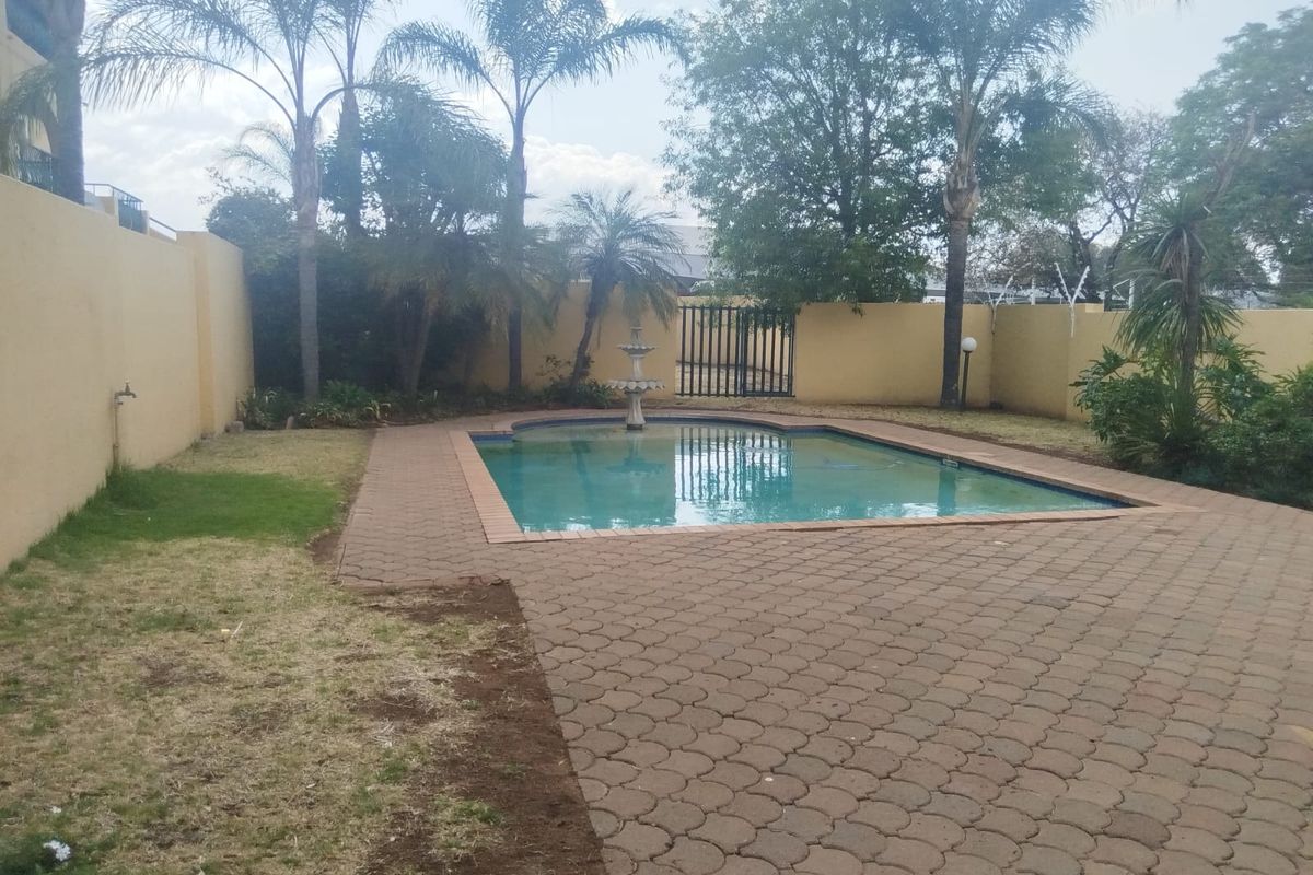 Spacious Spanish Style 2 Bedroom Apartment - Photo 2