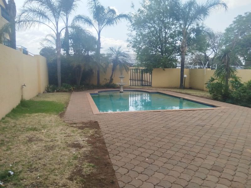 Spacious Spanish Style 2 Bedroom Apartment - Photo 2