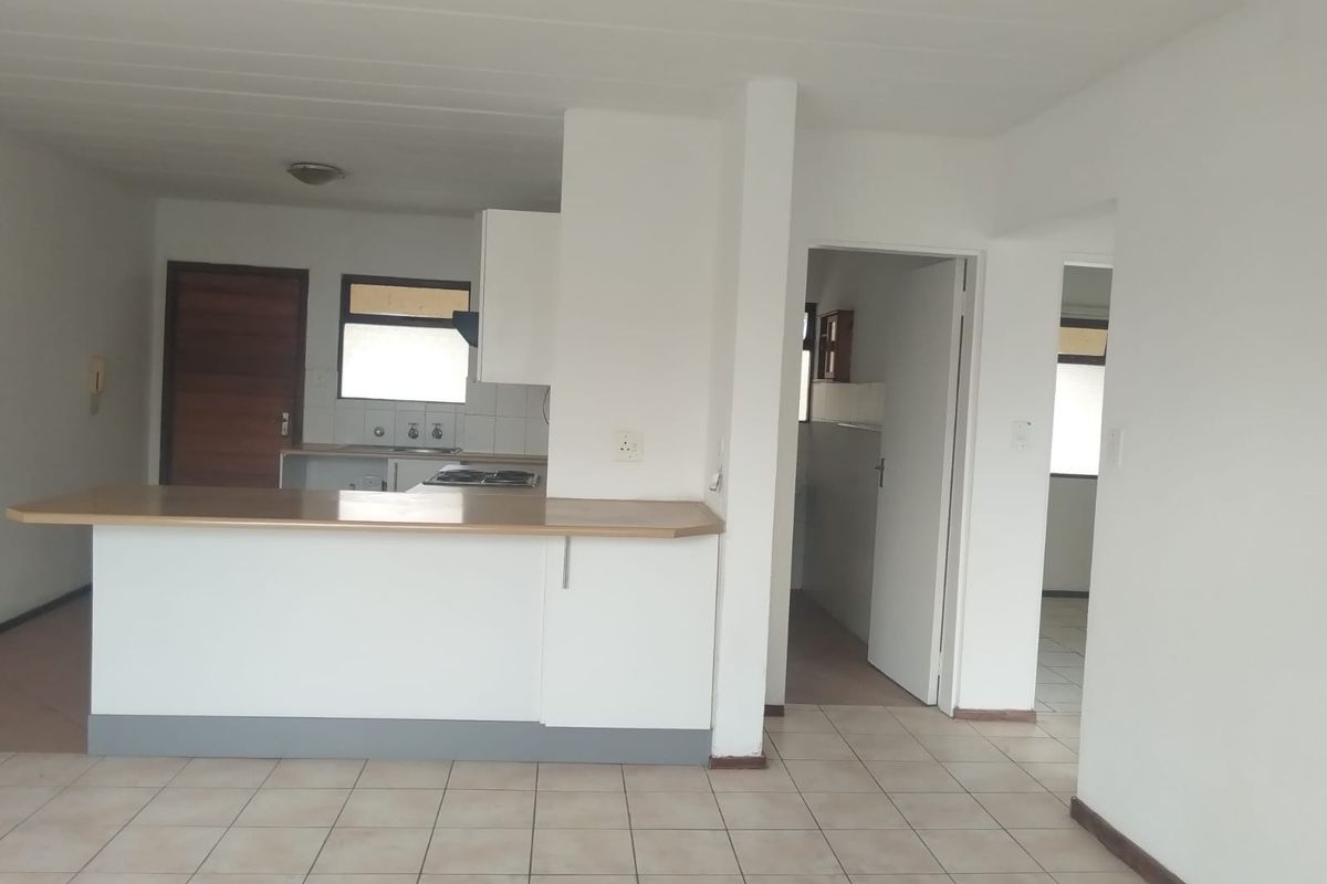 Spacious Spanish Style 2 Bedroom Apartment - Photo 4