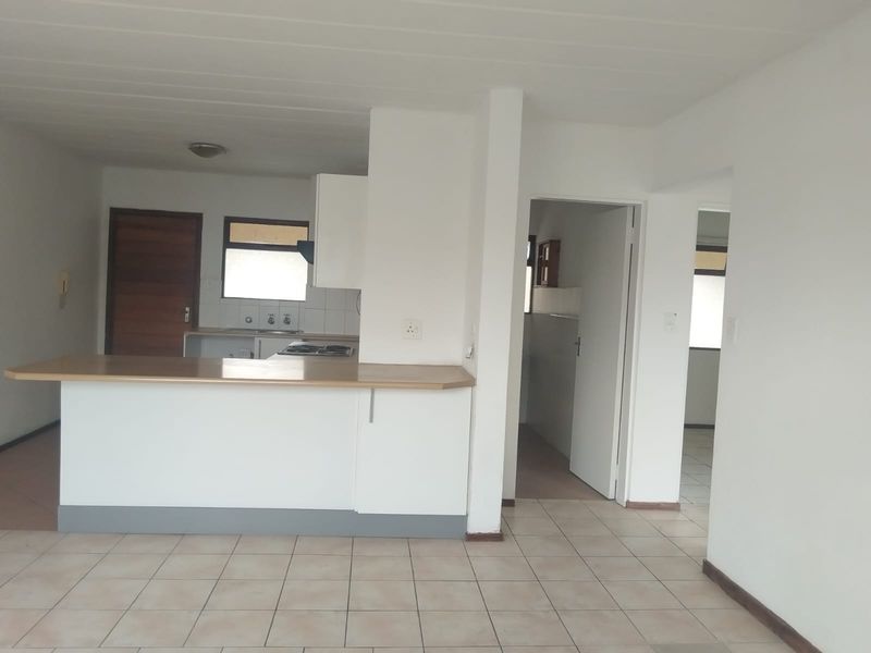 Spacious Spanish Style 2 Bedroom Apartment - Photo 4