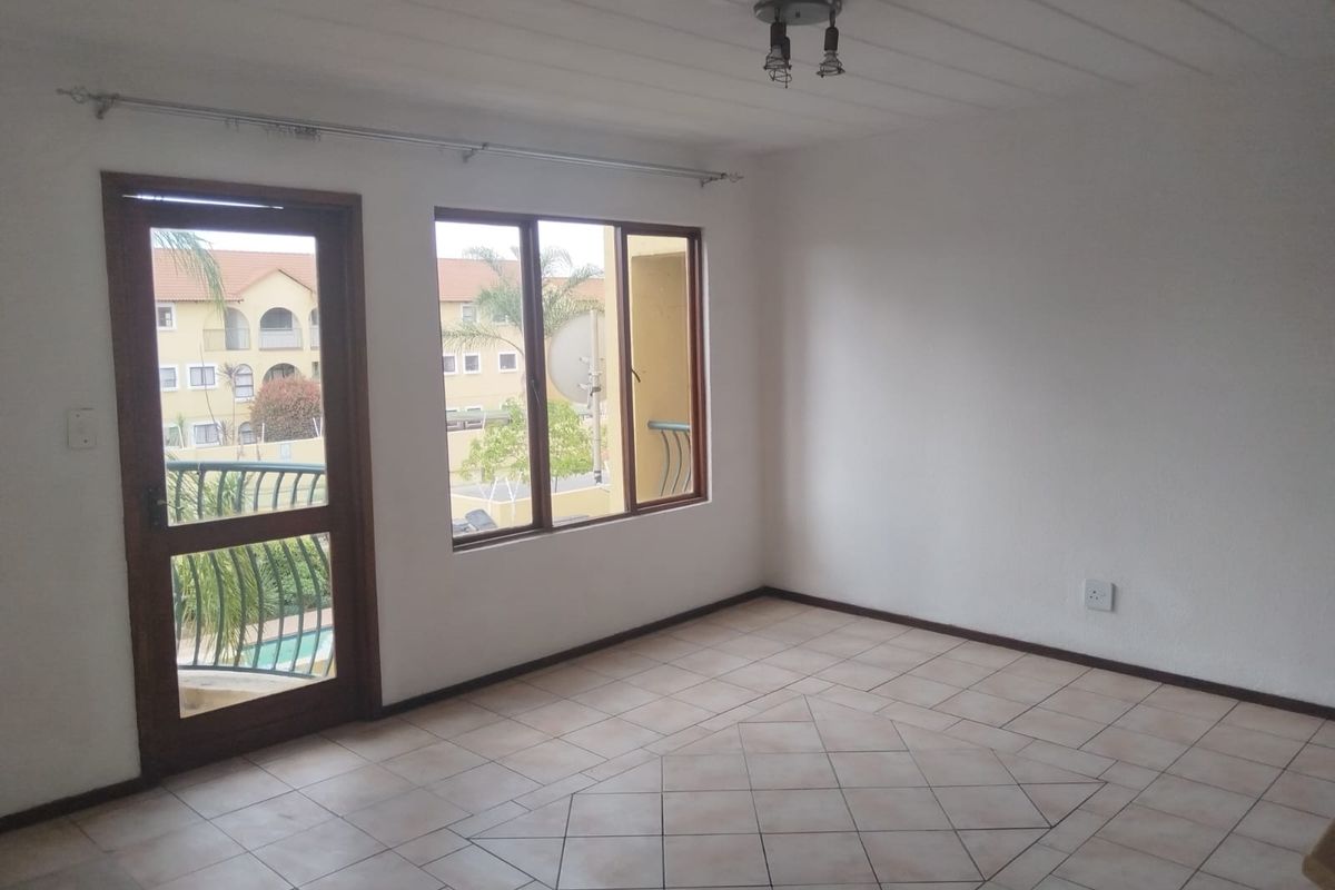 Spacious Spanish Style 2 Bedroom Apartment - Photo 5