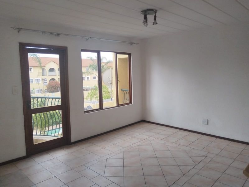 Spacious Spanish Style 2 Bedroom Apartment - Photo 5