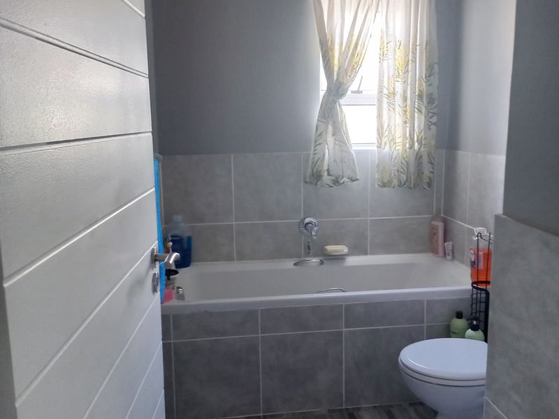 3 BED 2 BATH TOWNHOUSE WITH DOUBLE GARAGE FOR SALE - Photo 9