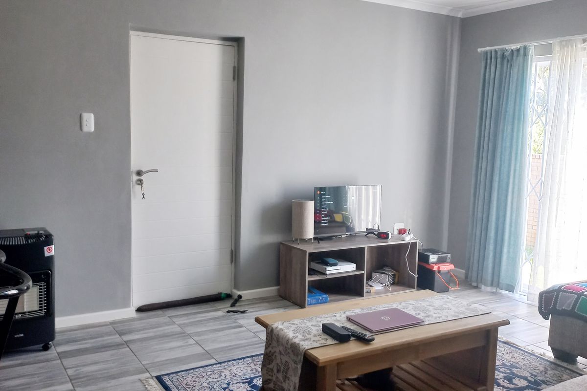 3 BED 2 BATH TOWNHOUSE WITH DOUBLE GARAGE FOR SALE - Photo 3