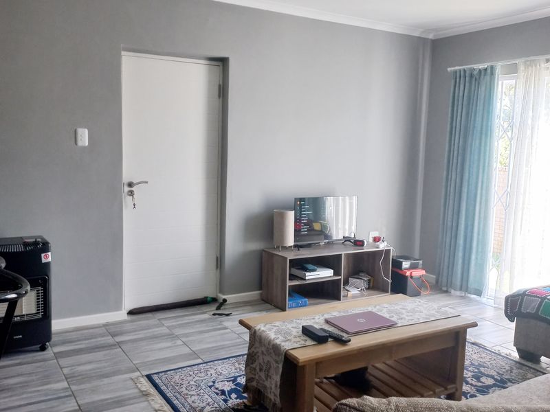 3 BED 2 BATH TOWNHOUSE WITH DOUBLE GARAGE FOR SALE - Photo 3