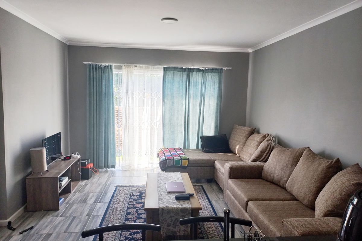 3 BED 2 BATH TOWNHOUSE WITH DOUBLE GARAGE FOR SALE - Photo 2